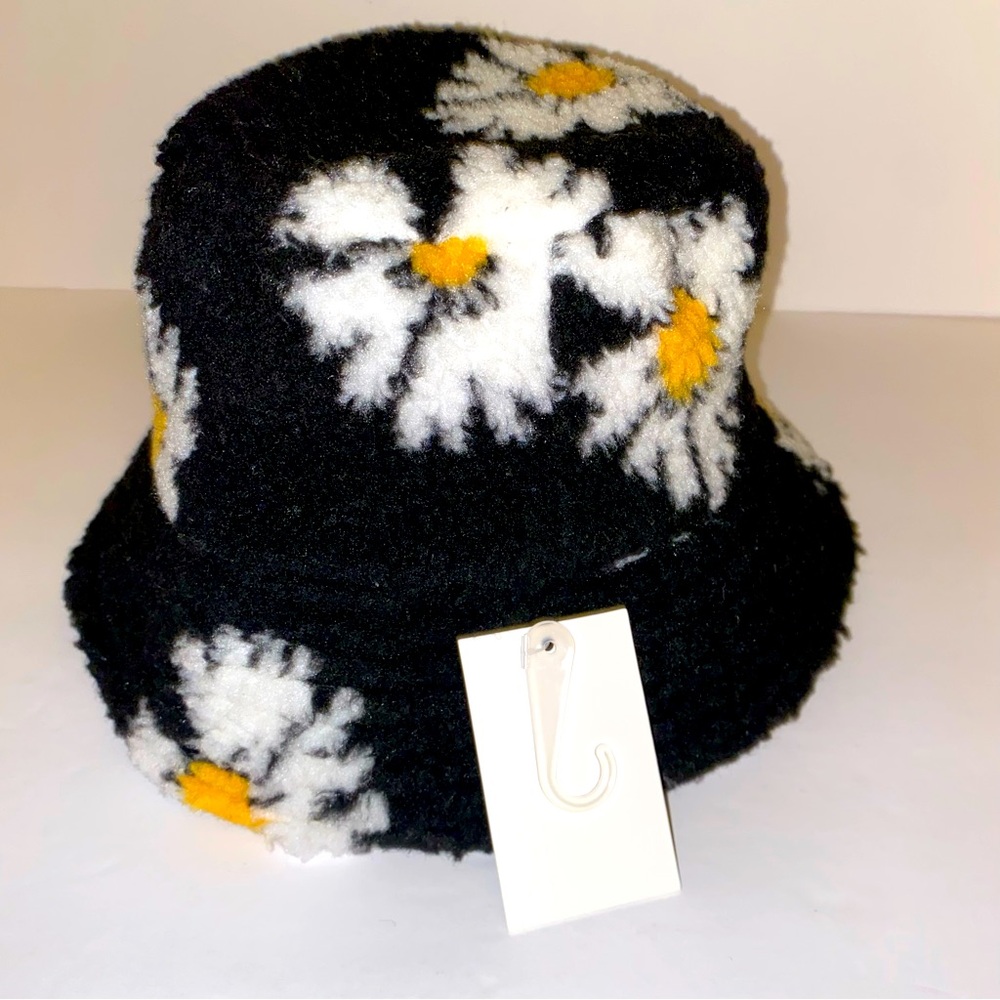 Forever 21 Daisy Bucket Hat